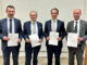 Wels: Grünes Licht für Verschmelzung Die Vorstände beider Banken mit dem unterzeichneten Verschmelzungsvertrag: Andreas Hohensasser, Roland Hechenberger, Michael Hag und Michael Kammerer