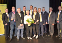 Vorstandsdirektor Günter Penthor, die Aufsichtsräte Ernst Jeindl, Gerhard Peischl und Martin Wolf, Petra Mayer (Mitarbeiterin Sondergestion), Günther Hadl, Vorstandsdirektorin Karin Saiger, AR-Vors.-Stv. Gerhard Granitz, RBI-CEO Johann Strobl, AR-Vorsitzender Berthold Schlaffer und Vorstandsdirektor Jürgen Böhm