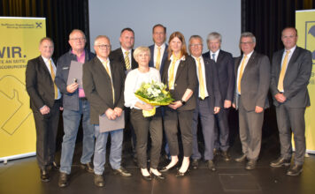 Vorstandsdirektor Günter Penthor, die Aufsichtsräte Ernst Jeindl, Gerhard Peischl und Martin Wolf, Petra Mayer (Mitarbeiterin Sondergestion), Günther Hadl, Vorstandsdirektorin Karin Saiger, AR-Vors.-Stv. Gerhard Granitz, RBI-CEO Johann Strobl, AR-Vorsitzender Berthold Schlaffer und Vorstandsdirektor Jürgen Böhm