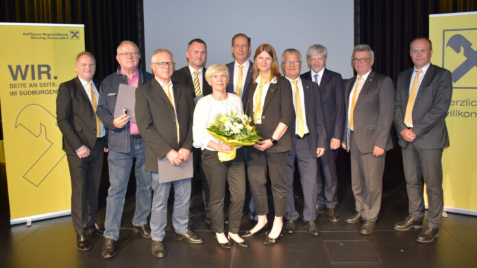 Vorstandsdirektor Günter Penthor, die Aufsichtsräte Ernst Jeindl, Gerhard Peischl und Martin Wolf, Petra Mayer (Mitarbeiterin Sondergestion), Günther Hadl, Vorstandsdirektorin Karin Saiger, AR-Vors.-Stv. Gerhard Granitz, RBI-CEO Johann Strobl, AR-Vorsitzender Berthold Schlaffer und Vorstandsdirektor Jürgen Böhm
