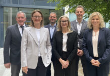 Hermann Kuenz (Obmann RV Tirol), Gabriele Kinast (Vorständin der RLB Tirol), Bankvorstand Johannes Peter Bachler, AR-Vorsitzende Katharina Hainbuchner sowie die beiden Bankvorstände Christian Daxer und Karin Nail