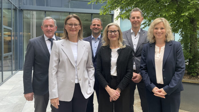 Hermann Kuenz (Obmann RV Tirol), Gabriele Kinast (Vorständin der RLB Tirol), Bankvorstand Johannes Peter Bachler, AR-Vorsitzende Katharina Hainbuchner sowie die beiden Bankvorstände Christian Daxer und Karin Nail