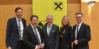 RLB-Vorstand Matthias Trost, Generaldirektor Rudolf Könighofer, AR-Vorsitzender Erwin Tinhof, GD-Stellvertreterin Eva Fugger und Vorstand Rudolf Suttner