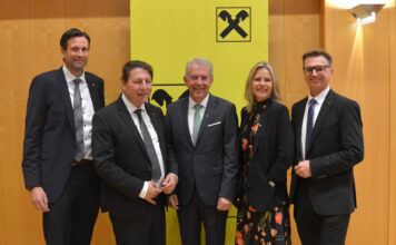 RLB-Vorstand Matthias Trost, Generaldirektor Rudolf Könighofer, AR-Vorsitzender Erwin Tinhof, GD-Stellvertreterin Eva Fugger und Vorstand Rudolf Suttner