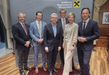 Geschäftsleiter Günther Harold, Obmann Martin Minkowitsch, Generaldirektor Michael Höllerer, Aufsichtsratsvorsitzender Werner Borns, Bezirkshauptfrau Claudia Pfeiler-Blach und Geschäftsleiter Johannes Jaindl.
