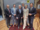RRB Gänserndorf stärkt Resilienz Geschäftsleiter Günther Harold, Obmann Martin Minkowitsch, Generaldirektor Michael Höllerer, Aufsichtsratsvorsitzender Werner Borns, Bezirkshauptfrau Claudia Pfeiler-Blach und Geschäftsleiter Johannes Jaindl.