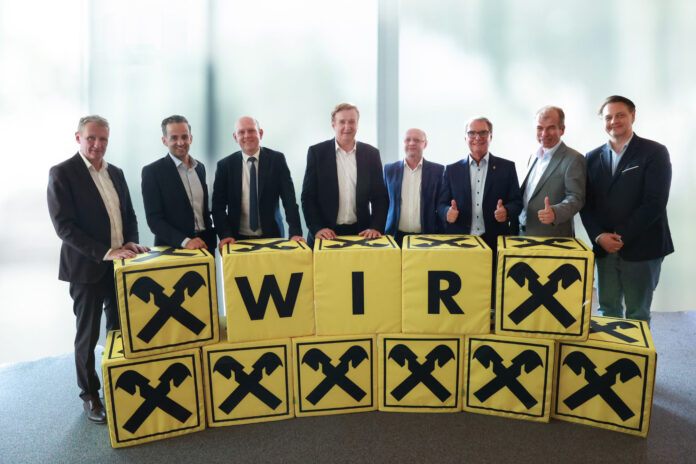 Die Geschäftsleiter Johann Sperhansl und Hannes Wedl, Peter Donabauer (RLB NÖ-Wien), Obmann Josef Reichmann, Heinrich Hausmann (RRV NÖ-Wien), Helmut Tacho, AR-Vorsitzender der Raiffeisen-Holding NÖ-Wien, AR-Vorsitzender Josef Schuch und Staatskommissär-Stv. Axel Meisenbichler