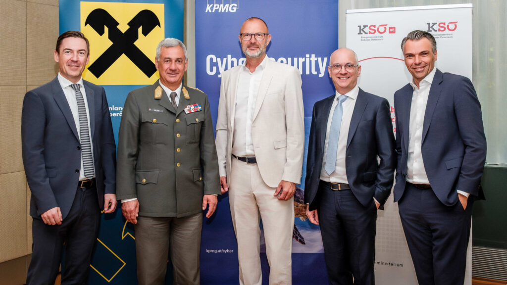 Präsentierten in Oberösterreich die KPMG-Studie: RLB-OÖ-CIO Manuel Schwarzinger, Brigadier und Militärkommandant von OÖ Dieter Muhr, Landespolizeidirektor Andreas Pilsl, Robert Lamprecht und 
Jochen Borenich (beide KPMG)