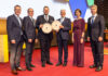 Im Bild der scheidende AR-Vorsitzende Josef Hainzl (3. von rechts) mit seinem Nachfolger Franz Pichler (3. von links) und dem RLB-Vorstand Rainer Stelzer, Martin Schaller, Ariane Pfleger und Florian Stryeck.