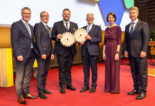 Im Bild der scheidende AR-Vorsitzende Josef Hainzl (3. von rechts) mit seinem Nachfolger Franz Pichler (3. von links) und dem RLB-Vorstand Rainer Stelzer, Martin Schaller, Ariane Pfleger und Florian Stryeck.