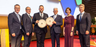 Im Bild der scheidende AR-Vorsitzende Josef Hainzl (3. von rechts) mit seinem Nachfolger Franz Pichler (3. von links) und dem RLB-Vorstand Rainer Stelzer, Martin Schaller, Ariane Pfleger und Florian Stryeck.