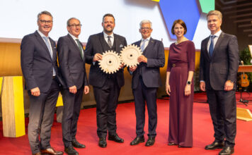 Geordnete Hofübergabe bei der RLB Steiermark Im Bild der scheidende AR-Vorsitzende Josef Hainzl (3. von rechts) mit seinem Nachfolger Franz Pichler (3. von links) und dem RLB-Vorstand Rainer Stelzer, Martin Schaller, Ariane Pfleger und Florian Stryeck.
