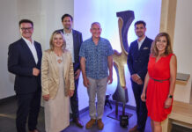Raiffeisen fördert regionale Kunst RLB-Burgenland-Vorstandsdirektor Rudolf Suttner, Generaldirektor-Stv. Eva Fugger, Vorstandsdirektor Matthias Trost, Künstler Daniel Bucur, Regionalleiter Neusiedl René Heissig und Leiterin Retail & Private Banking Christina Locsmandy bei der Eröffnung der Vernissage