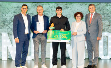 Jugend innovativ: Smarte Lösungen vor den Vorhang RNI-Geschäftsführer Robert Pichler, Martin Baldinger, Professor für Agromechatronik an der HTL Ried, Leonhard Hauser, Staatssekretärin Elisabeth Zehetner und Peter Hanke, Bundesminister für Innovation, Mobilität und Infrastruktur