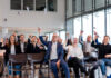Workshop-Teilnehmer werfen Papierflieger in die Luft