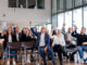 Workshop-Teilnehmer werfen Papierflieger in die Luft