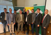 Österreichs größtes Lagerhaus entsteht in OÖ Stefan Kammerhuber, Leopold Haslinger (AR-Vors. LH Schärding), Christoph Moser, Helmut Barth, Franz Schachinger, Hermann Stadler, Christian Irnberger, Norman Eichinger und Walter Lederhilger (Genossenschaftsanwalt OÖ)
