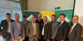 Stefan Kammerhuber, Leopold Haslinger (AR-Vors. LH Schärding), Christoph Moser, Helmut Barth, Franz Schachinger, Hermann Stadler, Christian Irnberger, Norman Eichinger und Walter Lederhilger (Genossenschafts­anwalt OÖ)