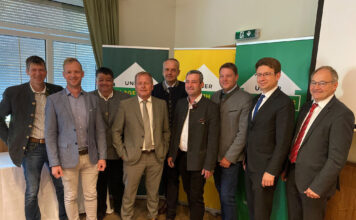 Stefan Kammerhuber, Leopold Haslinger (AR-Vors. LH Schärding), Christoph Moser, Helmut Barth, Franz Schachinger, Hermann Stadler, Christian Irnberger, Norman Eichinger und Walter Lederhilger (Genossenschafts­anwalt OÖ)