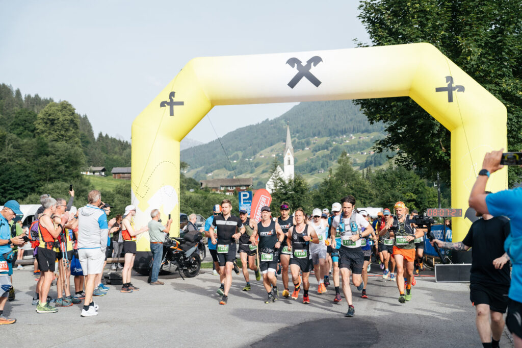 Läufer beim Start des Montafon Arlberg Marathons