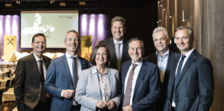 Aufsichtsratsvorsitzender Kaspar Fuchs, die Vorstände David Bramberger und Elke Pagitz, Thomas Wass, von der RLB Tirol, Michael Rieser, RV-Tirol-Verbandsdirektor Alexander Büchel und Vorstand Bernhard Schwaiger