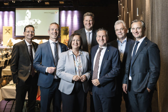 Aufsichtsratsvorsitzender Kaspar Fuchs, die Vorstände David Bramberger und Elke Pagitz, Thomas Wass, von der RLB Tirol, Michael Rieser, RV-Tirol-Verbandsdirektor Alexander Büchel und Vorstand Bernhard Schwaiger
