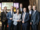 Aufsichtsratsvorsitzender Kaspar Fuchs, die Vorstände David Bramberger und Elke Pagitz, Thomas Wass, von der RLB Tirol, Michael Rieser, RV-Tirol-Verbandsdirektor Alexander Büchel und Vorstand Bernhard Schwaiger