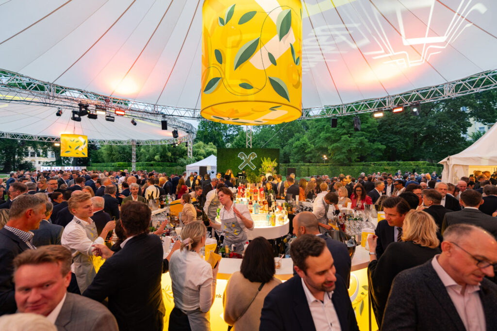 Gäste beim RBI Summercocktail 2026