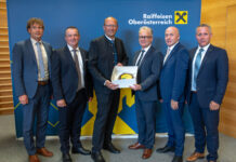 Vertrauen als Ansporn die Geschäftsleiter Roland Salfinger und Markus Bachmair, Reinhard Schwendtbauer, Obmann Alexander Bäck, Aufsichtsratsvorsitzender Gerhard Brindl und Geschäftsleiter Klaus Heitzinger