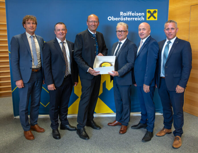 die Geschäftsleiter Roland Salfinger und Markus Bachmair, Reinhard Schwendtbauer, Obmann Alexander Bäck, Aufsichtsratsvorsitzender Gerhard Brindl und Geschäftsleiter Klaus Heitzinger