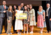 Vertreter der Bank mit den Siegern des Projekts „Medienkompetenz im Kindergarten Schleedorf“: Simon Ebner (stv. Aufsichtsratsvorsitzender), Karoline Entfellner, Sandra Zipperle, Caroline Moser, Martin Dimitz, Sarah Frauscher, Bernhard Huber-Rieder, Lena Leymüller, Margareta Weiglmeier-Frauenschuh (stv. Aufsichtsratsvorsitzende) und Johann Reindl (Aufsichtsratsvorsitzender)