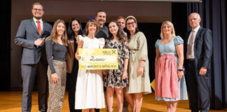 Vertreter der Bank mit den Siegern des Projekts „Medienkompetenz im Kindergarten Schleedorf“: Simon Ebner (stv. Aufsichtsratsvorsitzender), Karoline Entfellner, Sandra Zipperle, Caroline Moser, Martin Dimitz, Sarah Frauscher, Bernhard Huber-Rieder, Lena Leymüller, Margareta Weiglmeier-Frauenschuh (stv. Aufsichtsratsvorsitzende) und Johann Reindl (Aufsichtsratsvorsitzender)