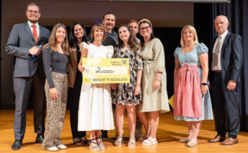 Raiffeisenbank Wallersee ruft Regionalförderpreis ins Leben Vertreter der Bank mit den Siegern des Projekts „Medienkompetenz im Kindergarten Schleedorf“: Simon Ebner (stv. Aufsichtsratsvorsitzender), Karoline Entfellner, Sandra Zipperle, Caroline Moser, Martin Dimitz, Sarah Frauscher, Bernhard Huber-Rieder, Lena Leymüller, Margareta Weiglmeier-Frauenschuh (stv. Aufsichtsratsvorsitzende) und Johann Reindl (Aufsichtsratsvorsitzender)
