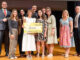 Vertreter der Bank mit den Siegern des Projekts „Medienkompetenz im Kindergarten Schleedorf“: Simon Ebner (stv. Aufsichtsratsvorsitzender), Karoline Entfellner, Sandra Zipperle, Caroline Moser, Martin Dimitz, Sarah Frauscher, Bernhard Huber-Rieder, Lena Leymüller, Margareta Weiglmeier-Frauenschuh (stv. Aufsichtsratsvorsitzende) und Johann Reindl (Aufsichtsratsvorsitzender)