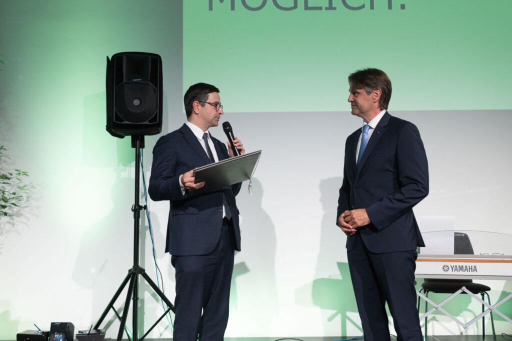 ÖRV-Generalsekretär Johannes Rehulka würdigte Gert Spanz für dessen Verdienste um die Raiffeisenorganisation Österreich.