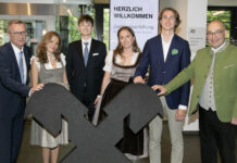 RVS-Generaldirektor Heinz Konrad, die Absolventen Selma Delfs, Nikolas Pressl, Valerie Hosp, Constantin Seda und RSFA-Lehrgangsleiter Michael Porenta hatten bei der Zertifikatsverleihung 2026 allen Grund zum Feiern.