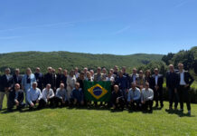Sicredi meets Raiffeisen Gruppenfoto mit Brasilien-Flage