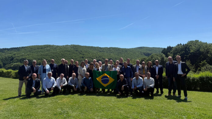 Gruppenfoto mit Brasilien-Flage