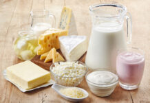 Milch überzeugt mit Mehr-Wert Various fresh dairy products on wooden background