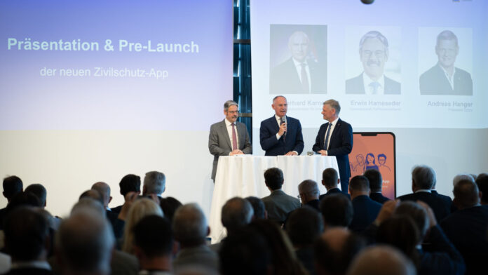 Erwin Hameseder, Gerhard Karner und Andreas Hanger präsentierten die „ZIVA“-App im Raiffeisen Forum.