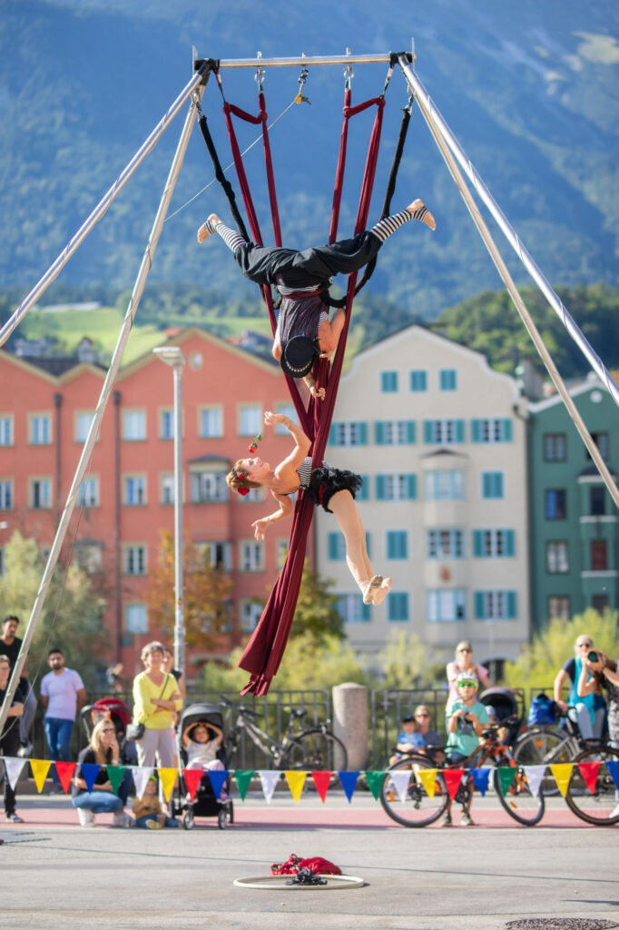 Das „Krapoldi“ Festival bespielt Schauplätze in ganz Innsbruck mit Zirkuskunst.