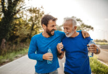 Wie lange würden Sie warten, wenn es um Ihre Gesundheit geht? Two men exercising outdoors