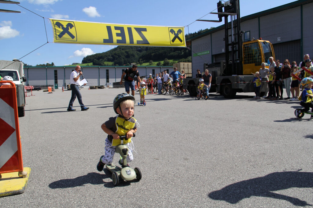 Teilnehmende beim Kinder-Radkriterium des RC-27