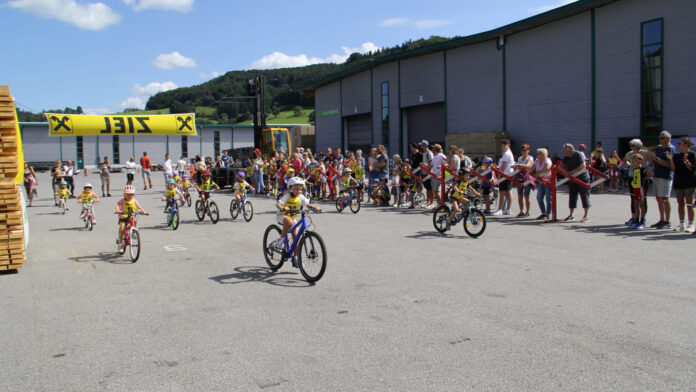 Teilnehmende beim Kinder-Radkriterium des RC-27