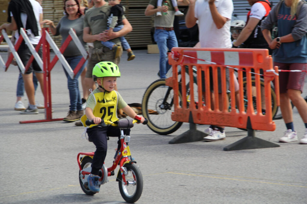 Teilnehmende beim Kinder-Radkriterium des RC-27