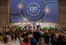 Blick auf die Bühne beim Gala-Abend anlässlich des 125-Jahr-Jubiläums der Raiffeisenbank lech am Arlberg