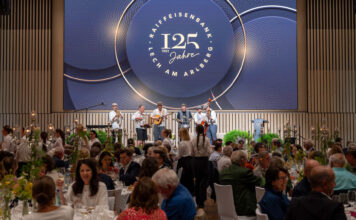 Blick auf die Bühne beim Gala-Abend anlässlich des 125-Jahr-Jubiläums der Raiffeisenbank lech am Arlberg