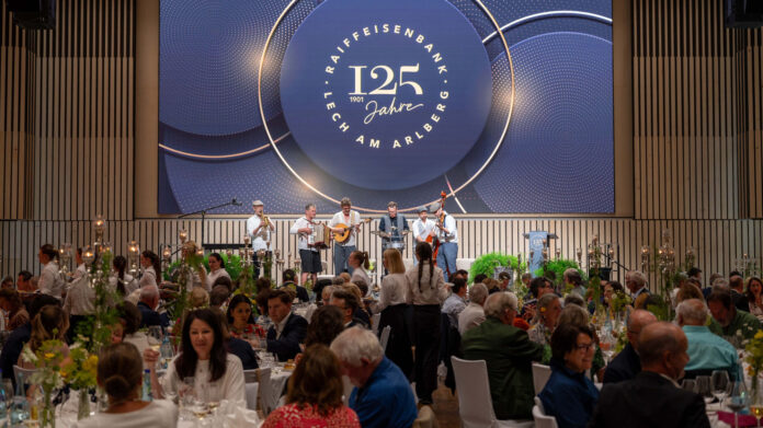 Blick auf die Bühne beim Gala-Abend anlässlich des 125-Jahr-Jubiläums der Raiffeisenbank lech am Arlberg
