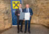 Im Rahmen der Generalversammlung wurde Matthias Breidt (r.) von ÖRV-Generalsekretär Johannes Rehulka mit der Raiffeisen-Verdienstmedaille ausgezeichnet.