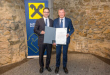 Im Rahmen der Generalversammlung wurde Matthias Breidt (r.) von ÖRV-Generalsekretär Johannes Rehulka mit der Raiffeisen-Verdienstmedaille ausgezeichnet.